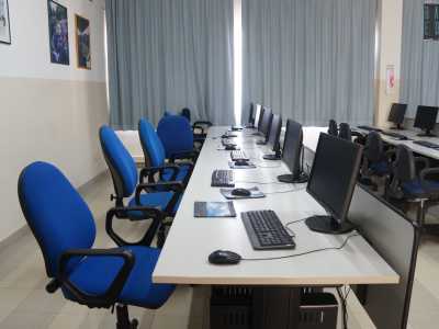 ...offrendo loro istruzione, attivit� di doposcuola, laboratori di informatica e un servizio mensa
